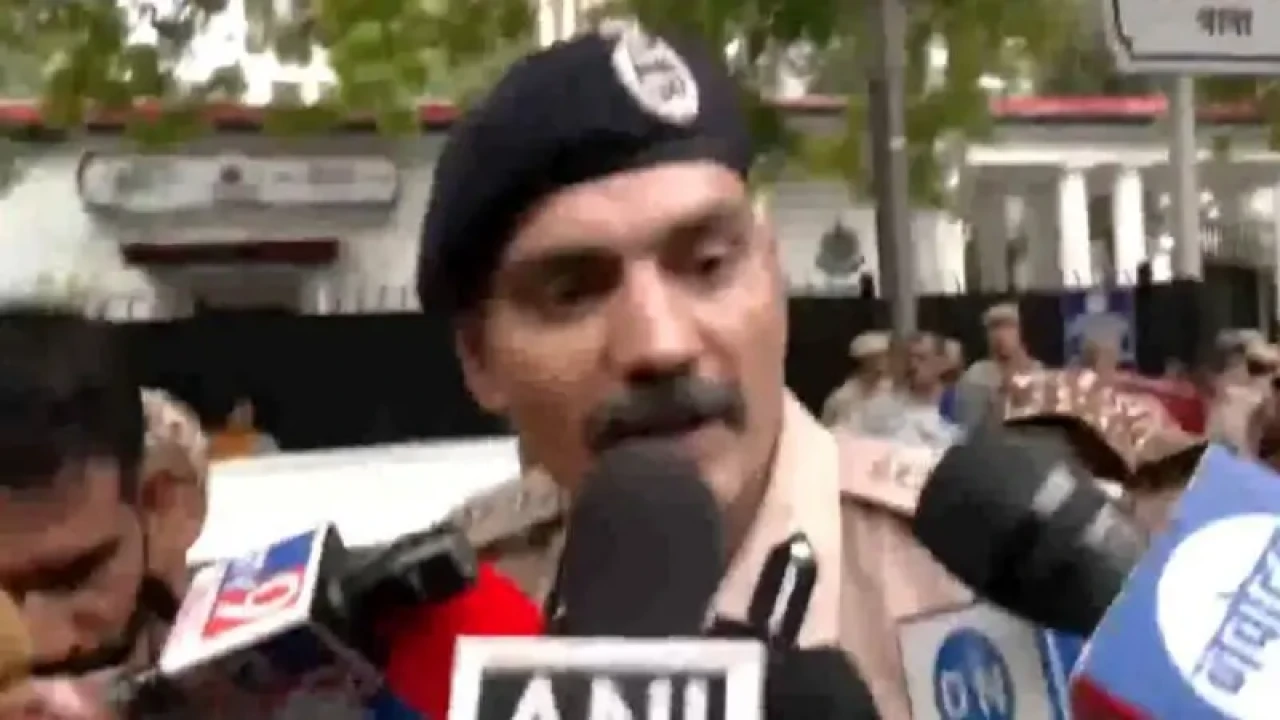 বিরোধী সংসদ সদস্যদের আটকের কারণ জানালো দিল্লি পুলিশ