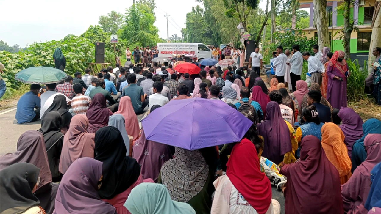 মহাসড়কেই শিক্ষার্থীদের নবীনবরণ অনুষ্ঠান
