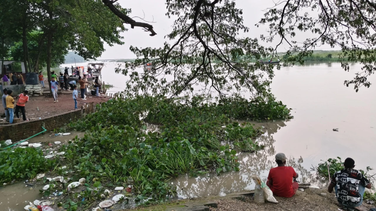 রাজশাহীতে পদ্মার পানি বিপৎসীমা ছুঁই ছুঁই