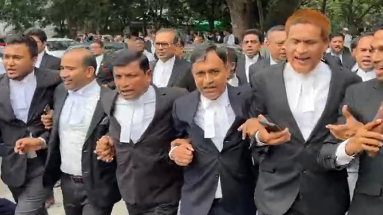 খায়রুল হকের ফাঁসির দাবিতে সুপ্রিম কোর্টে আইনজীবীদের বিক্ষোভ    