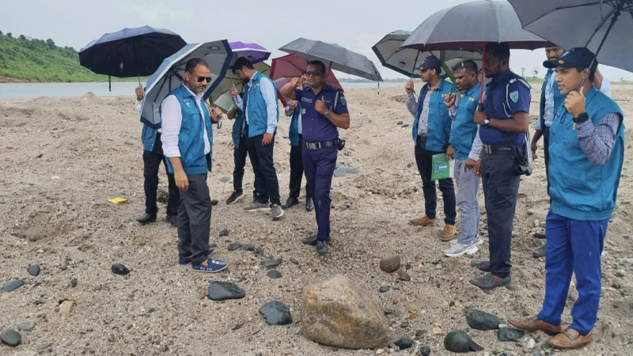 সাদা পাথর লুট হওয়ার পর ঘটনাস্থলে দুদক 