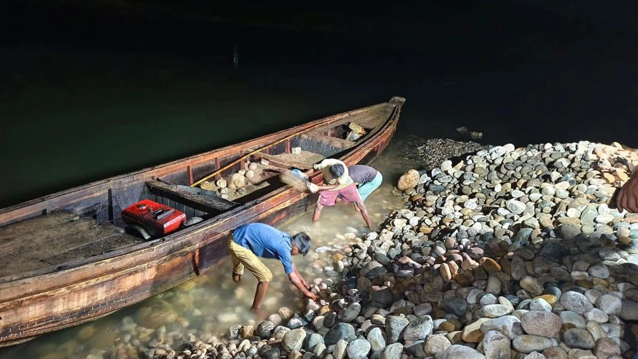 লুট হওয়া সাদাপাথর আগের জায়গায় ফেলার নির্দেশ