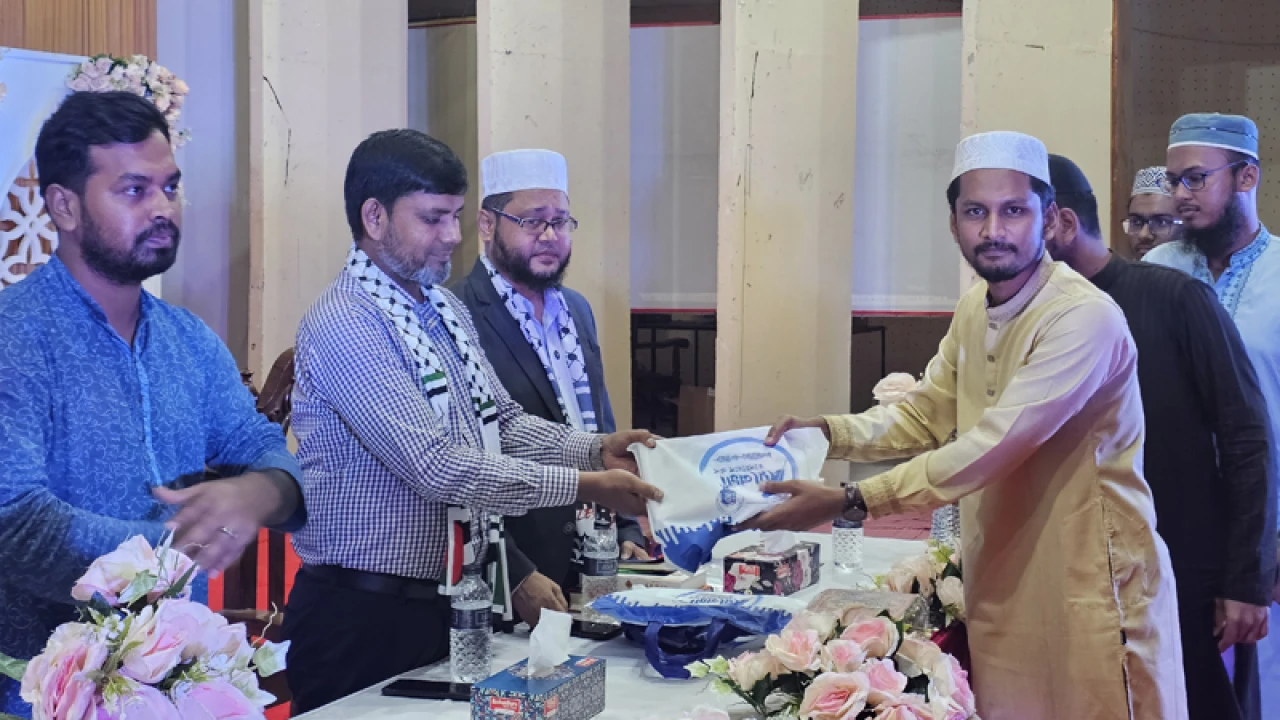 রুয়েটে প্রায় ৭০০ শিক্ষার্থীর মাঝে কোরআন শরীফ বিতরণ