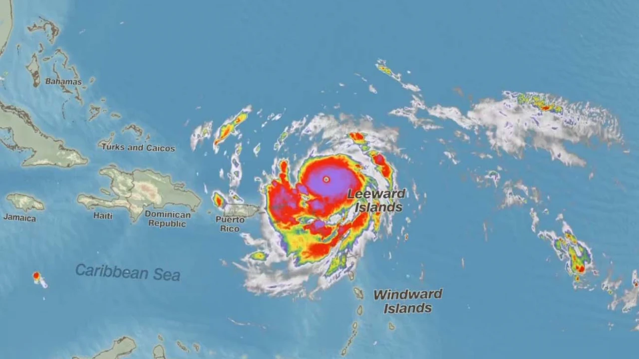 আটলান্টিকে ভয়ংকর আকার ধারণ করেছে হারিকেন ‘অ্যারিন’