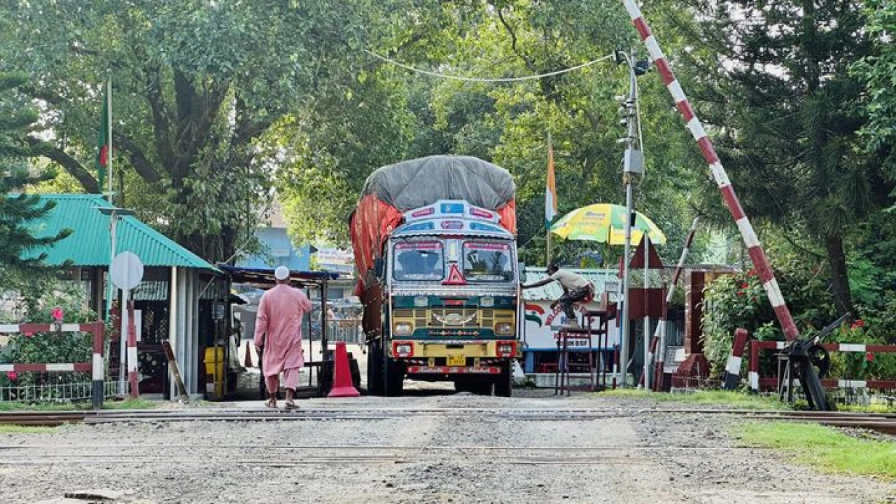 সাড়ে ৫ মাস পর হিলি দিয়ে পেঁয়াজ আমদানি