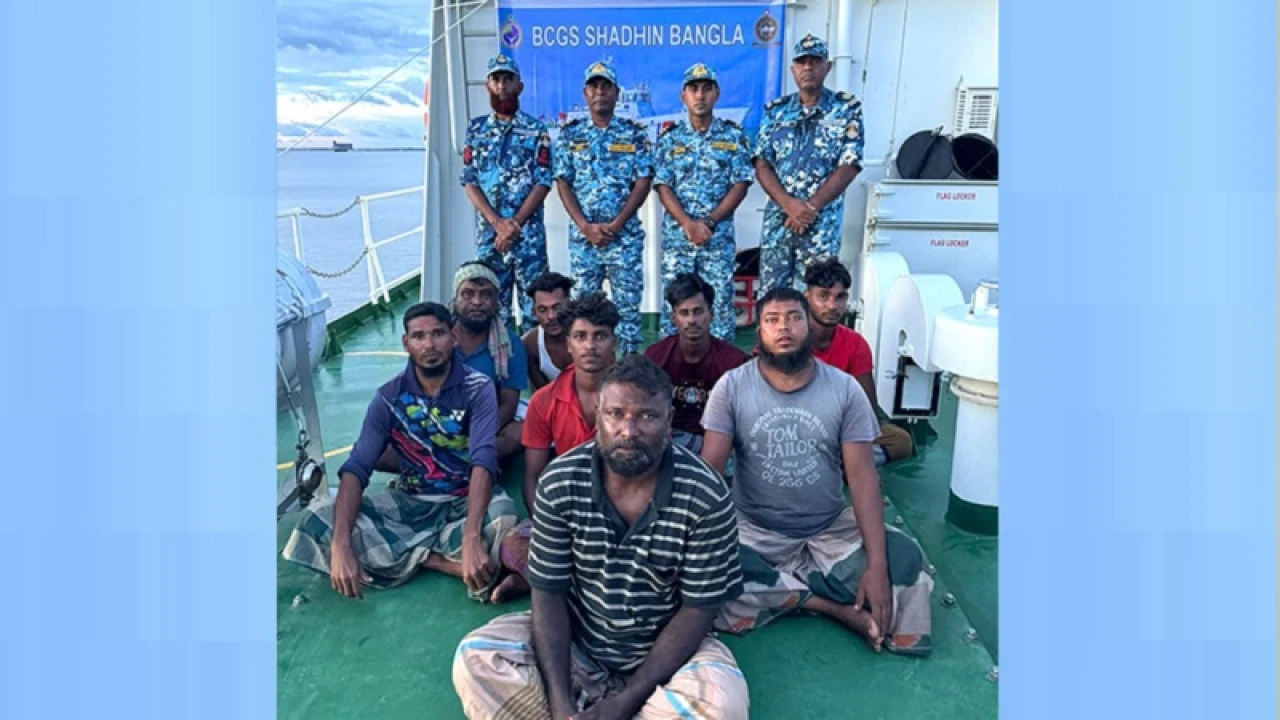 সমুদ্রে ৩ দিন ধরে ভাসতে থাকা ফিশিং বোটের ৮ জেলেকে উদ্ধার