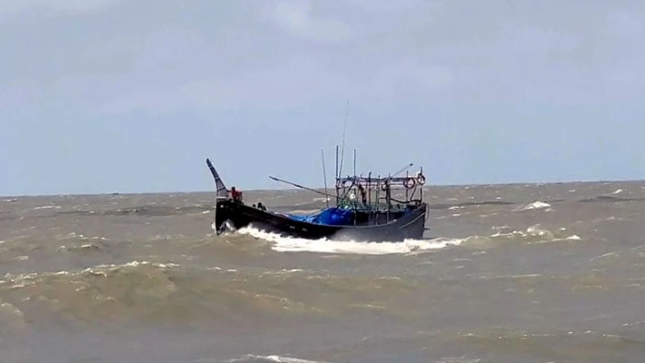 বঙ্গোপসাগরে ট্রলারডুবি, ১১ ঘন্টা পর ১০ জেলে উদ্ধার