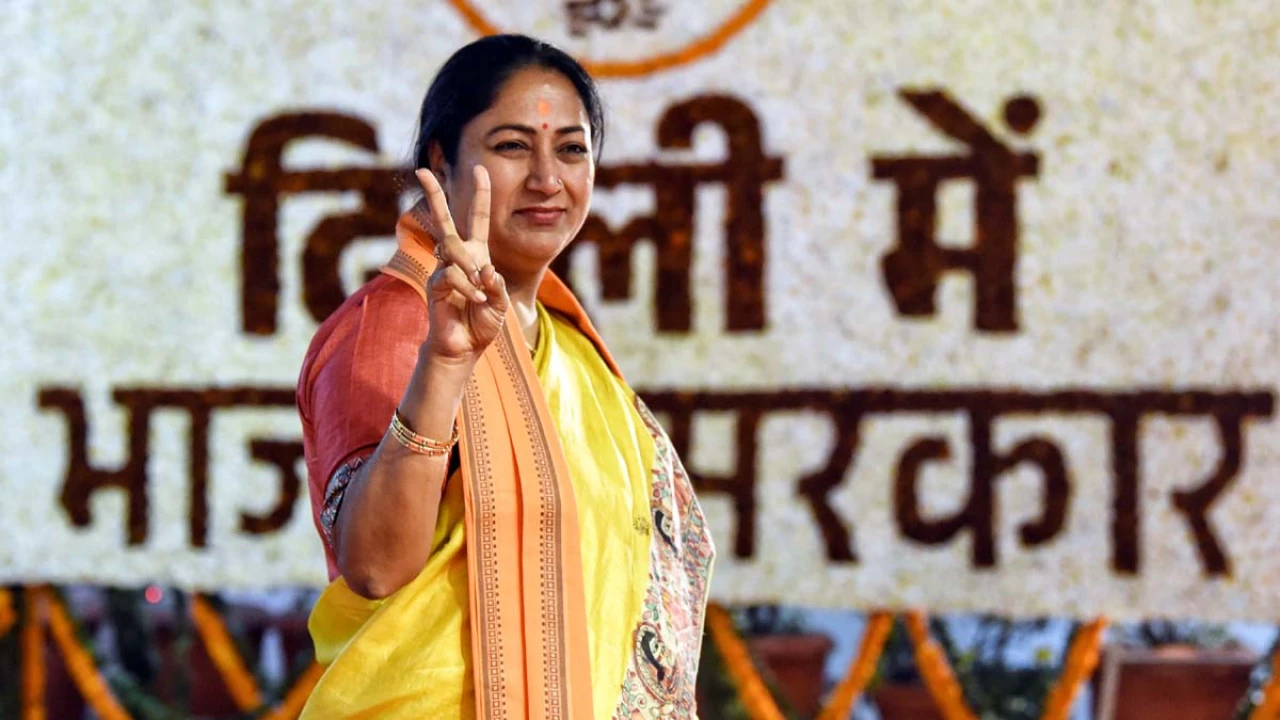 হামলার শিকার দিল্লির মুখ্যমন্ত্রী, চুলের মুঠি ধরে মারধর