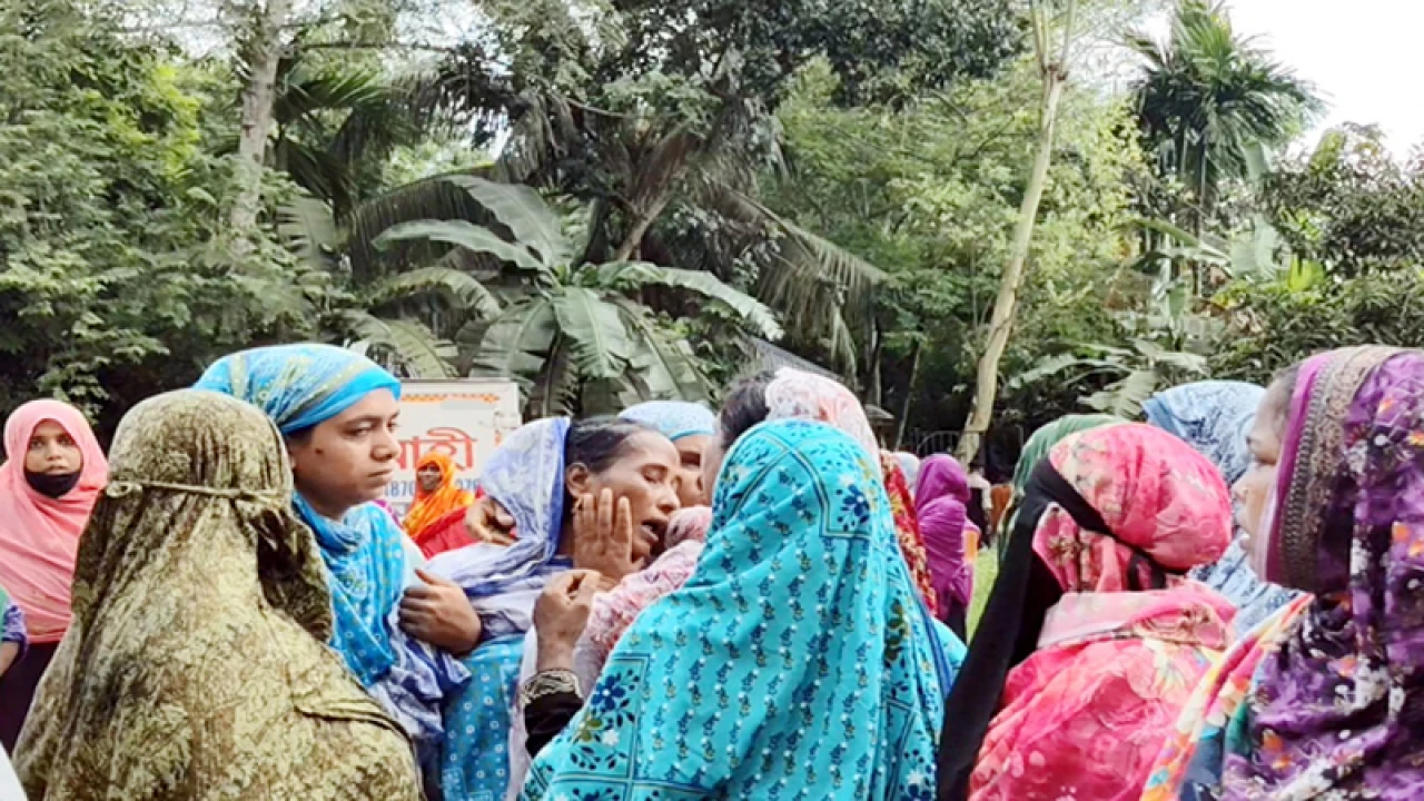 সড়ক দুর্ঘটনায় একই পরিবারের ৩ জনের মৃত্যু