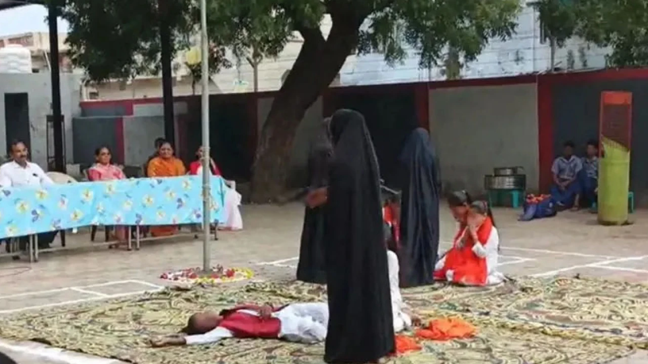 ভারতে স্কুলের অনুষ্ঠানে ‘সন্ত্রাসী’ হিসেবে দেখালো বোরকা পরা ছাত্রীদের