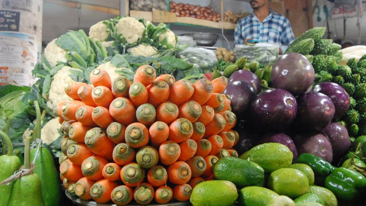 সব নিত্যপণ্যের দামই ঊর্ধ্বমুখী