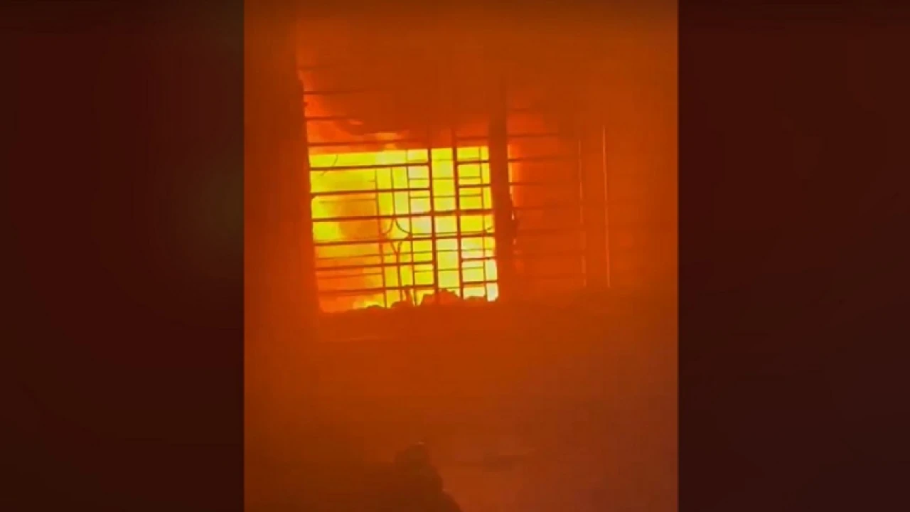 গভীর রাতে কদমতলীতে বহুতল ভবনে আগুন