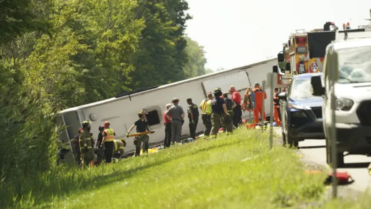 নিউইয়র্কে দুর্ঘটনায় পর্যটকবাহী বাস, নিহত ৫