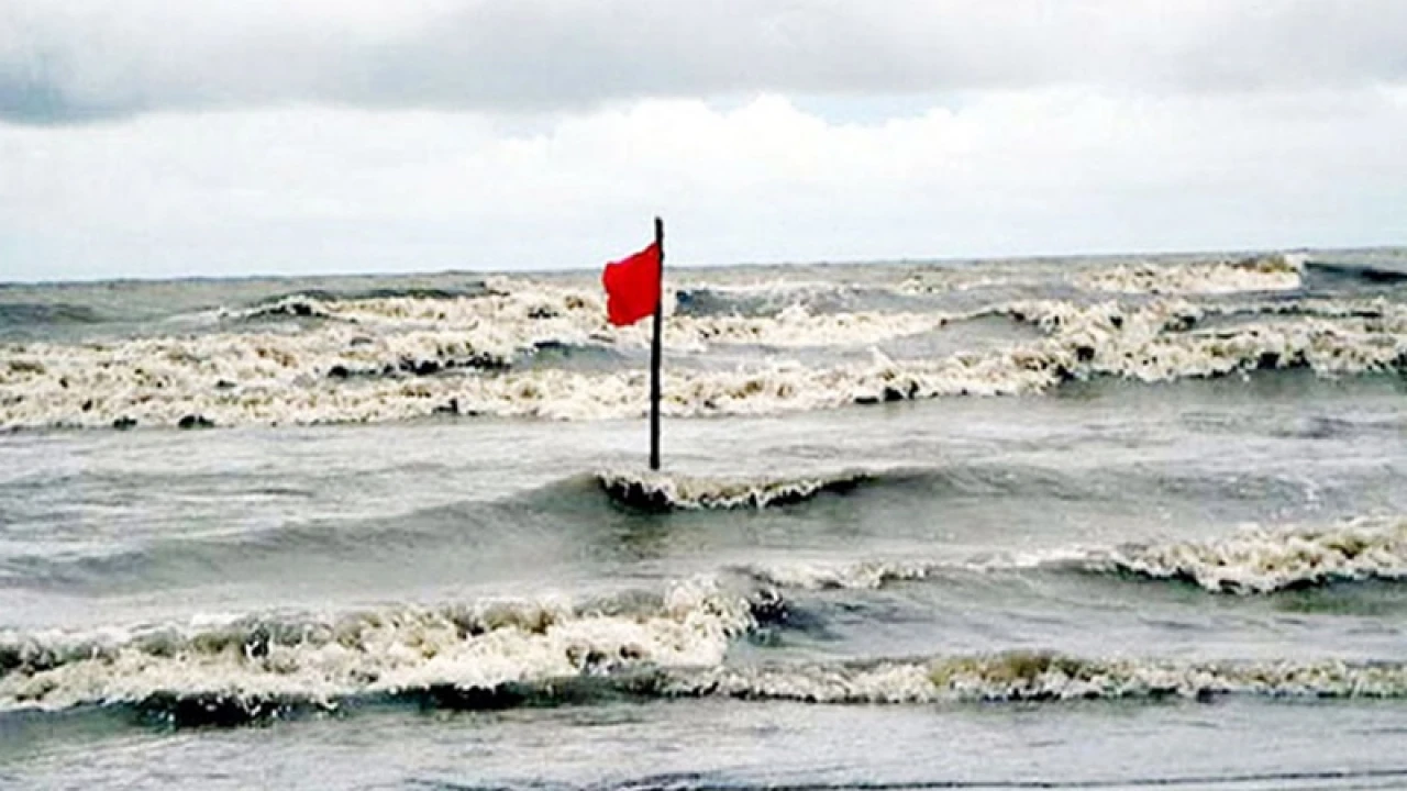 সাগরে সঞ্চালনশীল মেঘমালা, সমুদ্রবন্দরে ৩ নম্বর সতর্কতা
