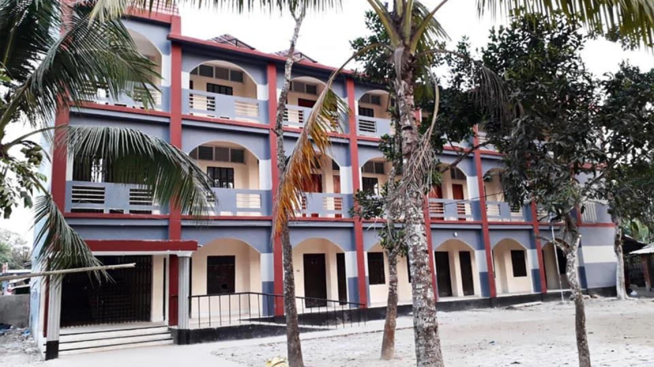 শ্রেণিকক্ষে পাঠদান চলাকালে খুলে পড়ল সিলিং ফ্যান