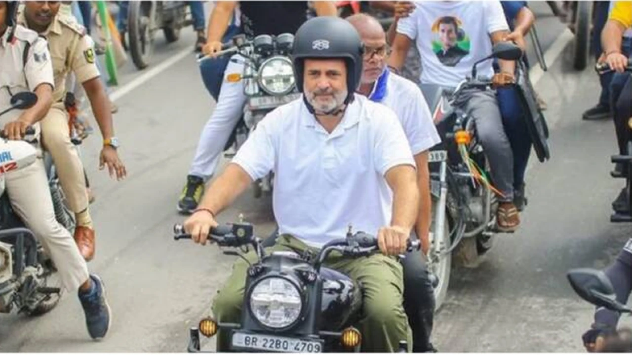 রাহুলকে চুমু দিয়ে থাপ্পড় খেলেন সমর্থক