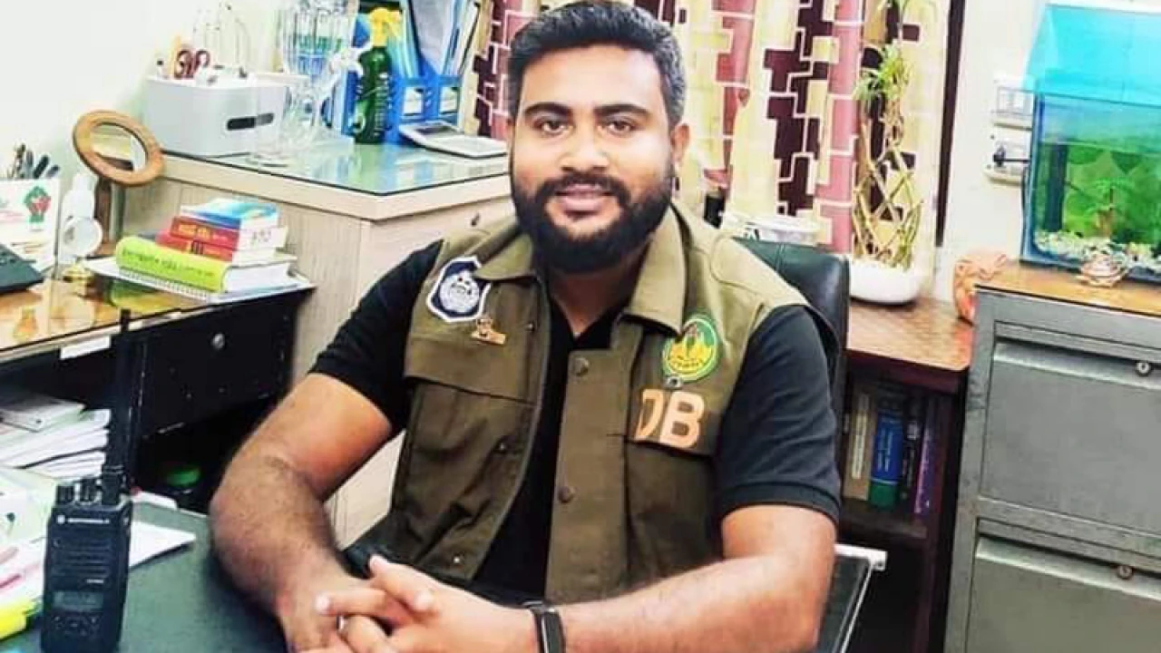 ডিবি হাসানকে গণপিটুনি দিয়ে পুলিশে সোপর্দ