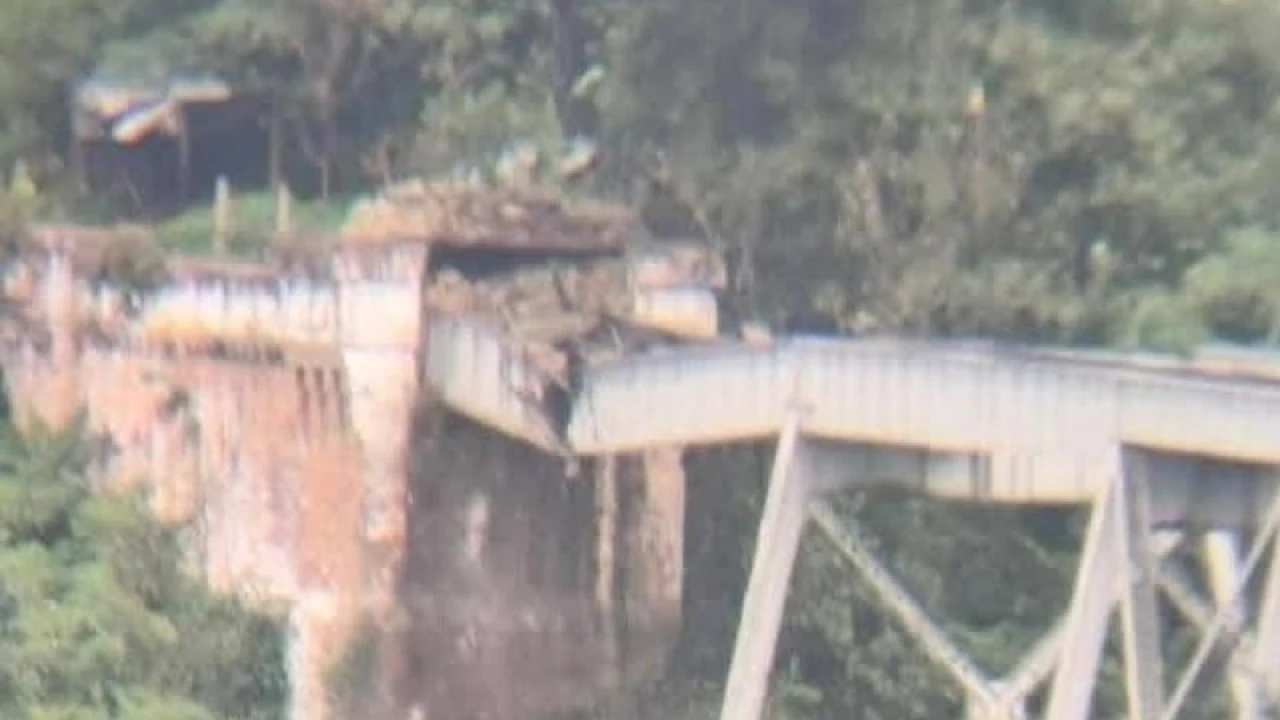 মিয়ানমারে শতবর্ষী রেলসেতু উড়িয়ে দিলো বিদ্রোহীরা