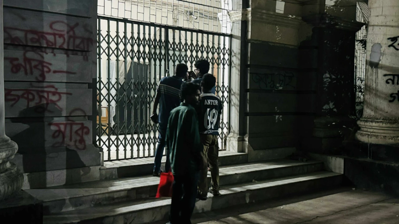 ৮ ঘণ্টা অবরুদ্ধ জবি ভিসি, দাবি আদায়ে আন্দোলন চালিয়ে যাবেন শিক্ষার্থীরা