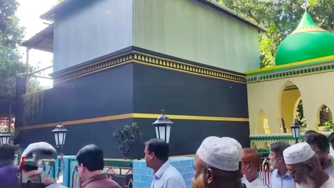 কাবা শরীফের আদলে কবর নিয়ে এলাকায় উত্তেজনা
