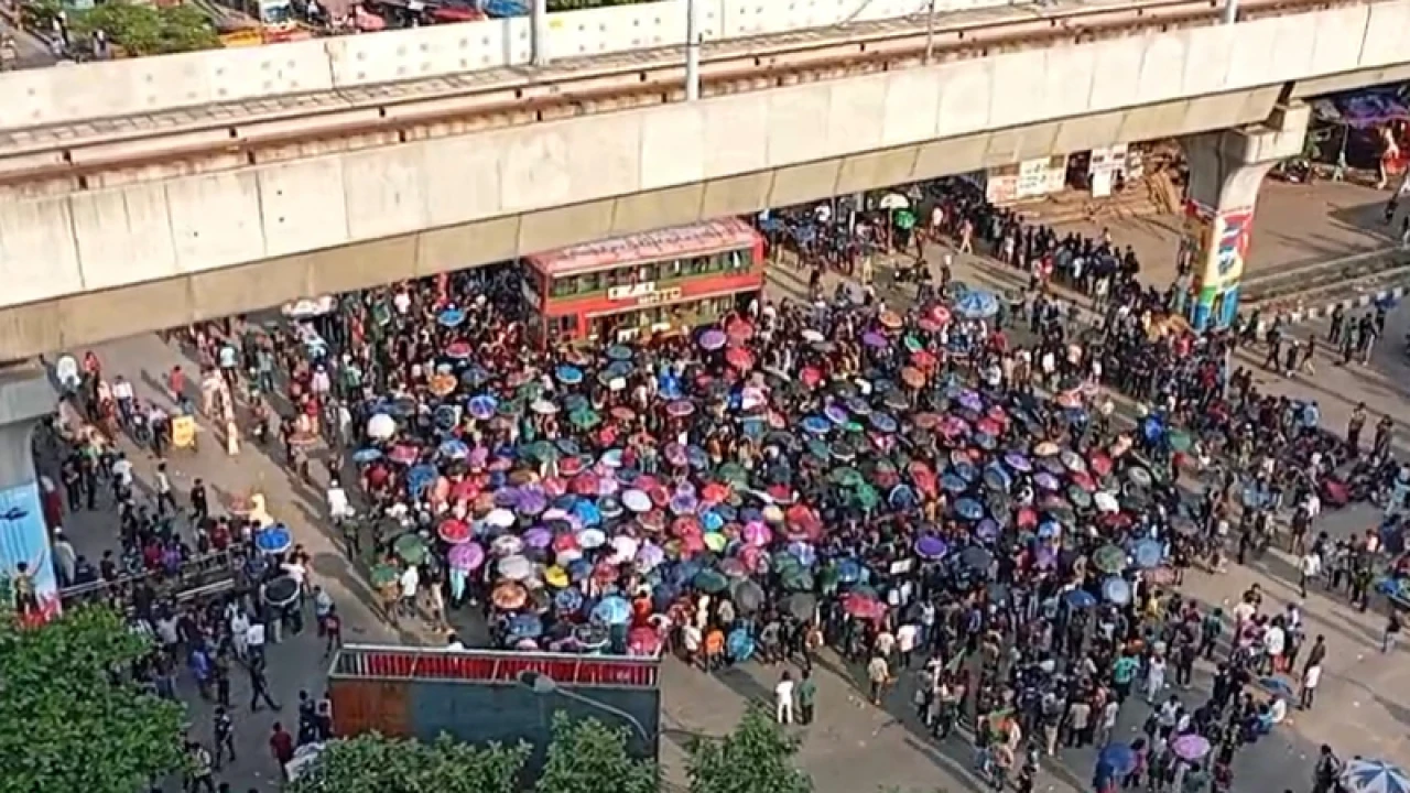 শাহবাগ মোড় অবরোধ করেছেন বুয়েট শিক্ষার্থীরা 