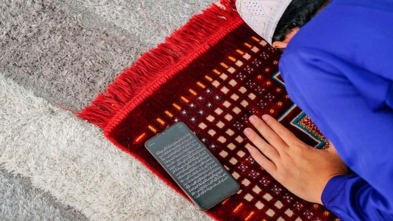 মসজিদে নামাজের মধ্যে মোবাইল বেজে উঠলে করণীয়