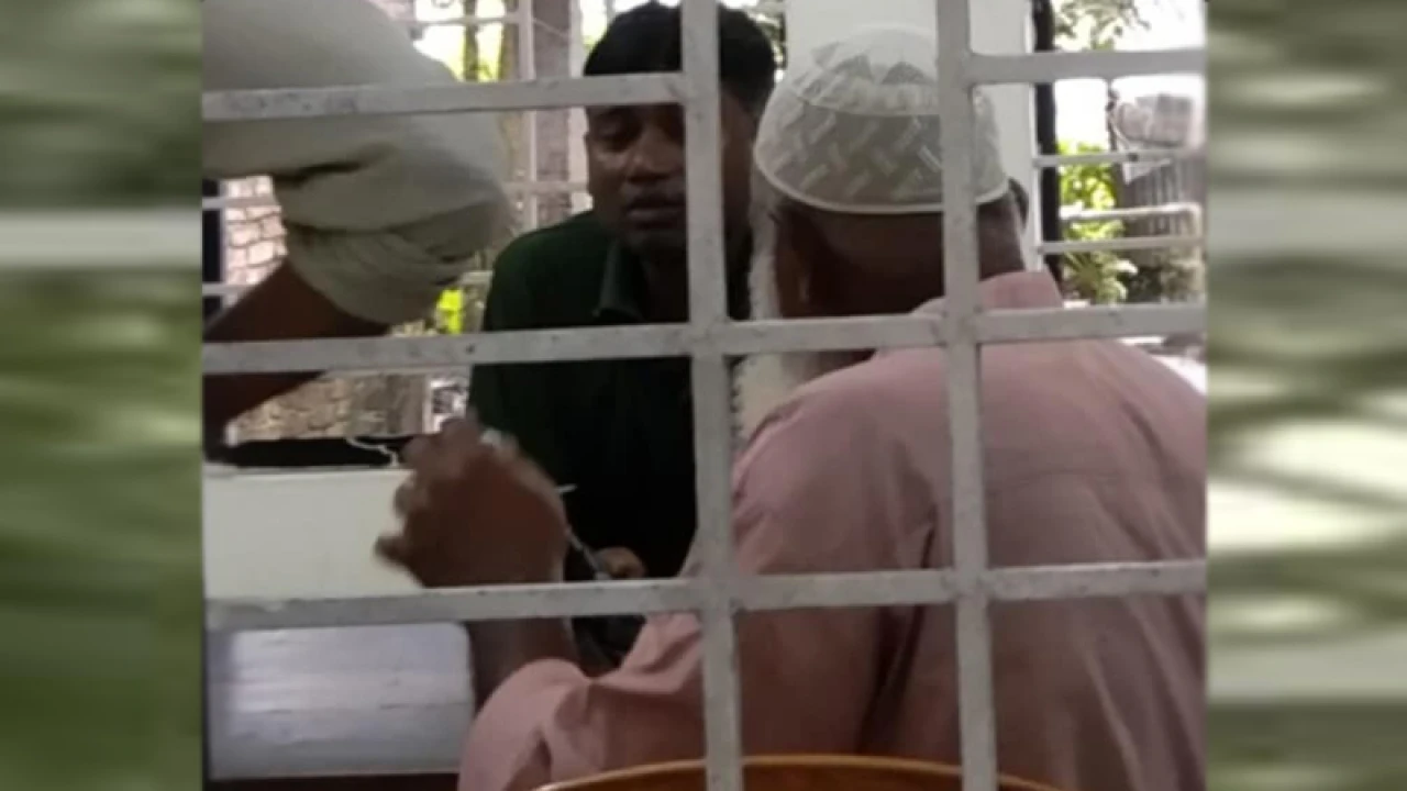 ভূমি অফিসের দায়িত্বে আছেন একজন ঝাড়ুদার 