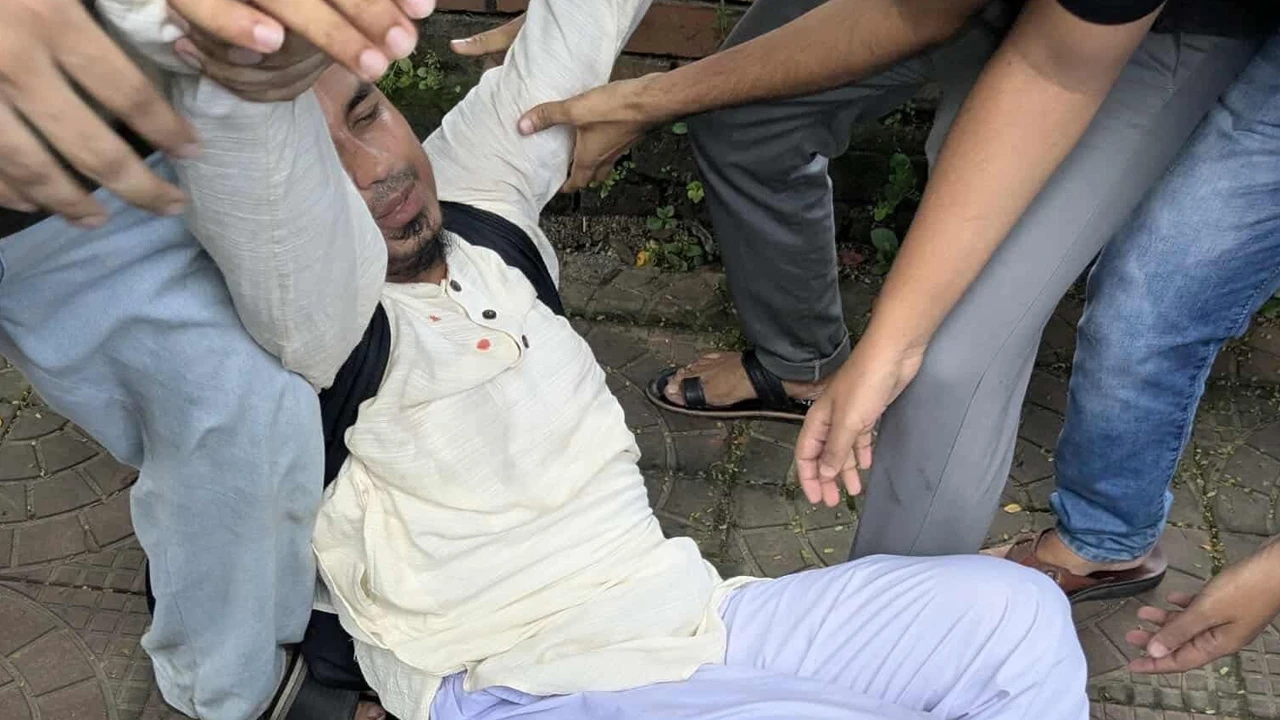 পুলিশের পিটুনিতে রক্তাক্ত প্রকৌশল শিক্ষার্থীরা, দেখুন ছবিতে  