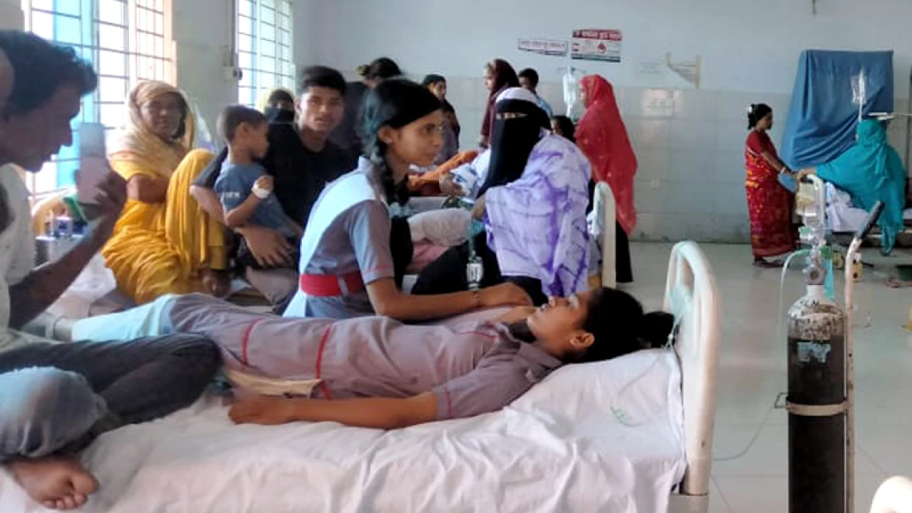 শ্রেণিকক্ষে পাঠদান চালাকালে হঠাৎ অসুস্থ ২০ শিক্ষার্থী