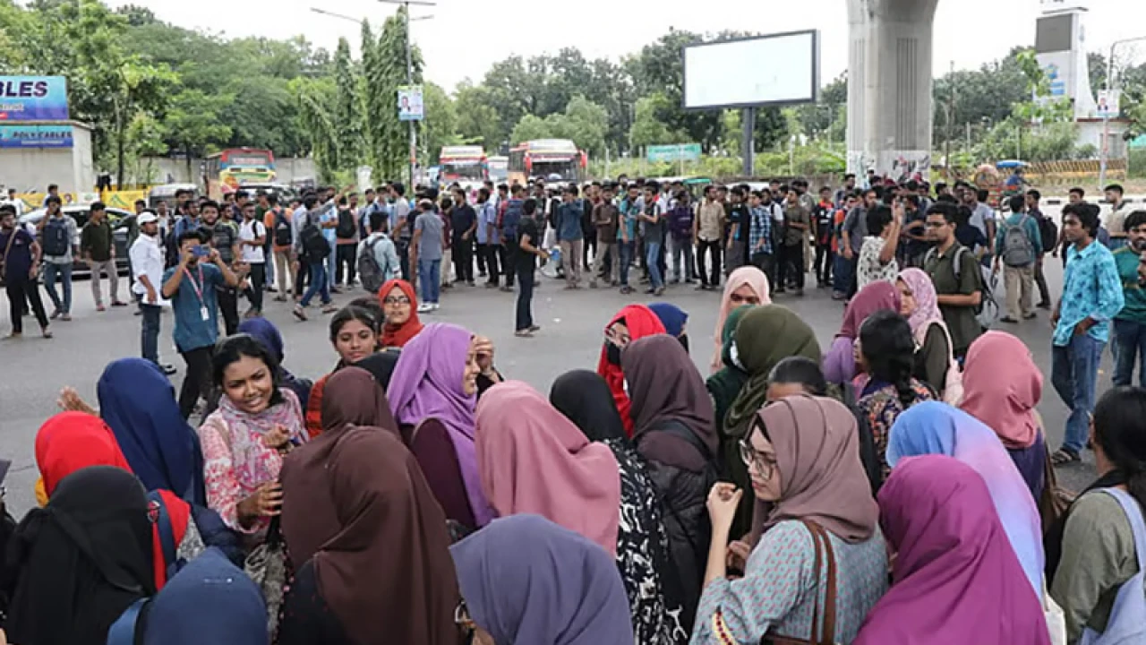 ঘণ্টাব্যাপী ‘ব্লকেড’ শেষে সড়ক ছাড়লেন শেকৃবি শিক্ষার্থীরা