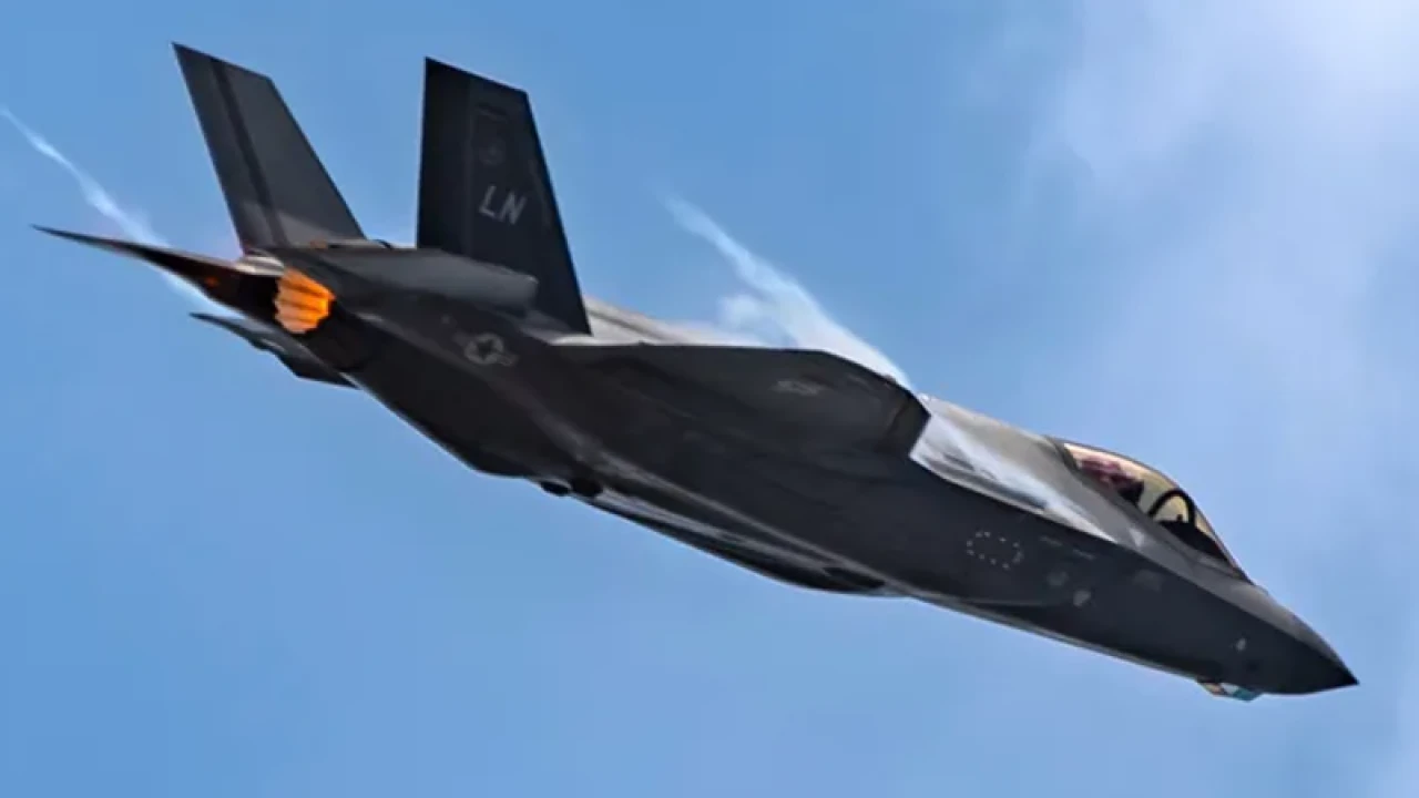 ৫৫ মিনিট কথা বলেও সমাধান পাননি পাইলট, যুদ্ধবিমান বিধ্বস্ত