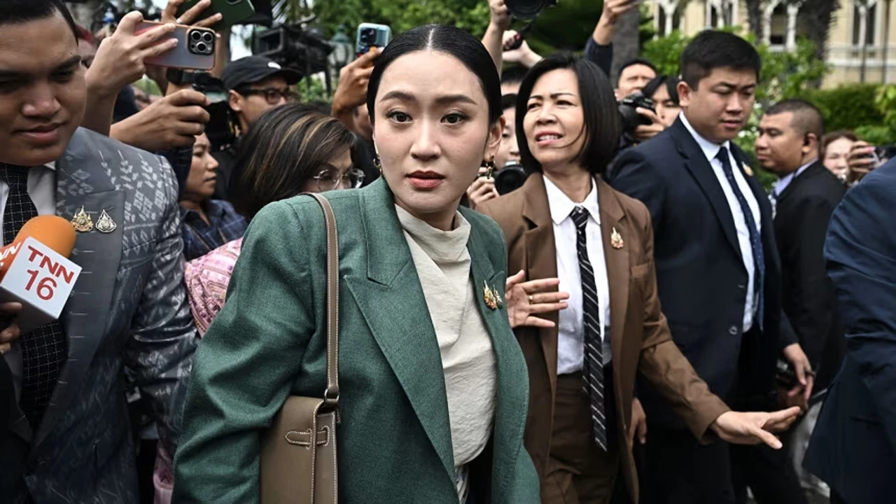 ক্ষমতাচ্যুত হলেন থাইল্যান্ডের প্রধানমন্ত্রী