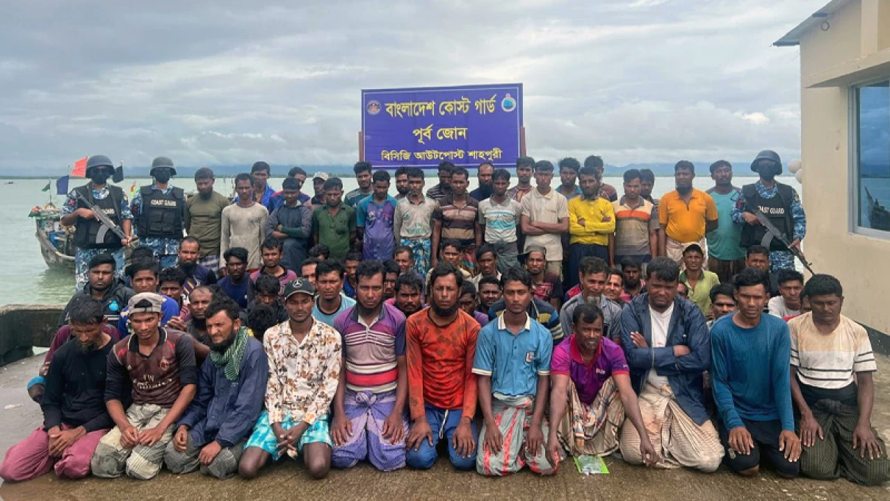 নাফ নদ থেকে ১৯ ট্রলারসহ ১২২ জেলে আটক