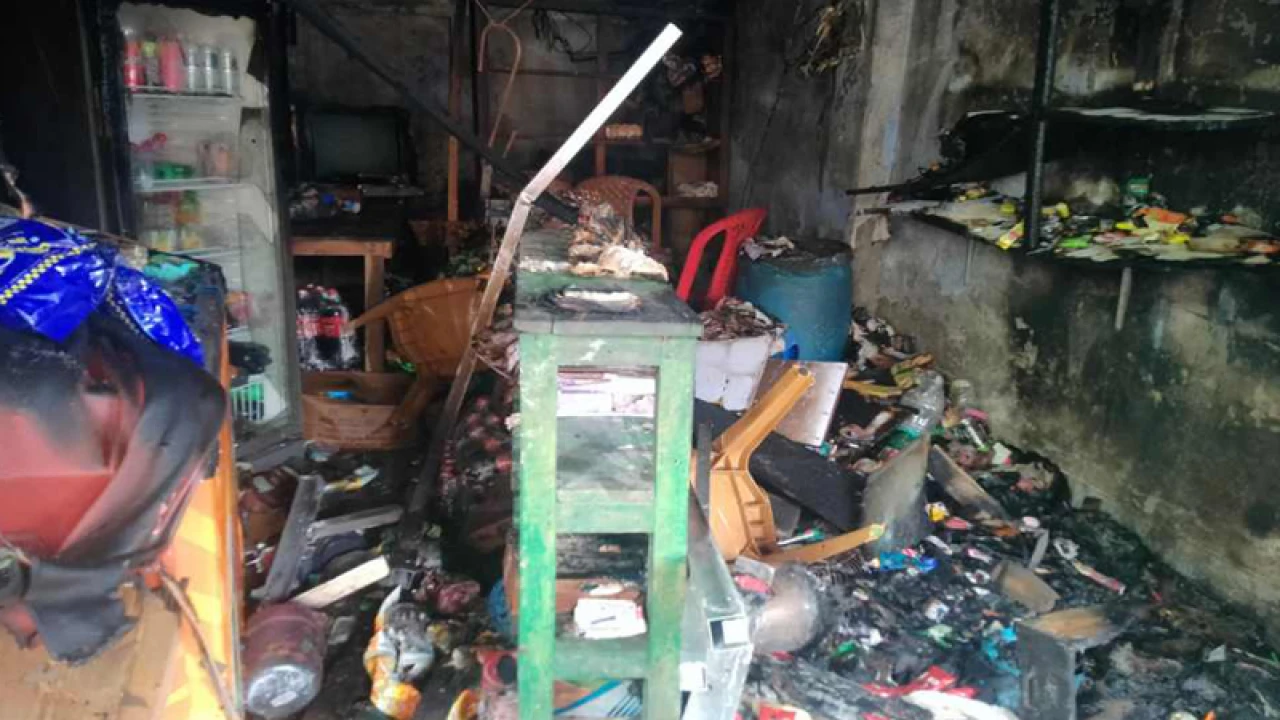 অগ্নিকাণ্ডে দোকানঘর পুড়ে লক্ষাধিক টাকার ক্ষতি