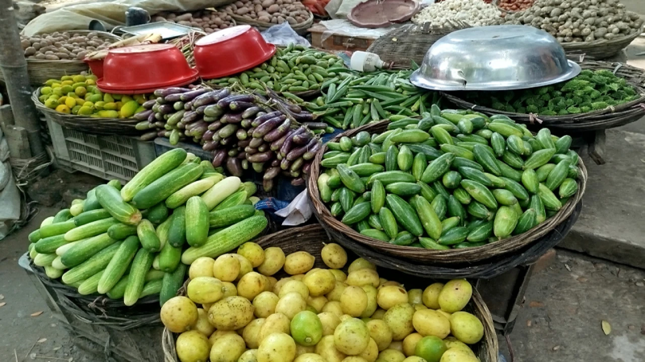লাগাম ছাড়া সবজির দাম, ভোগান্তিতে নিম্ন ও মধ্যবিত্তরা 