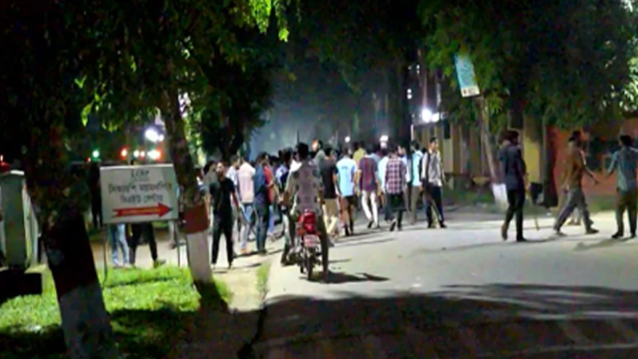 শিক্ষার্থীদের ওপর বহিরাগতদের হামলা, বাকৃবি অনির্দিষ্টকালের জন্য বন্ধ ঘোষণা