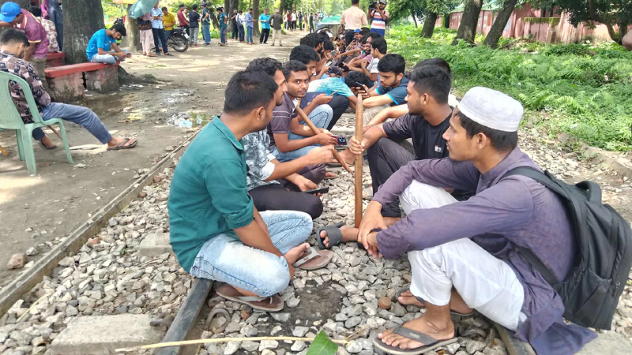 আবারও বাকৃবি শিক্ষার্থীদের রেলপথ অবরোধ