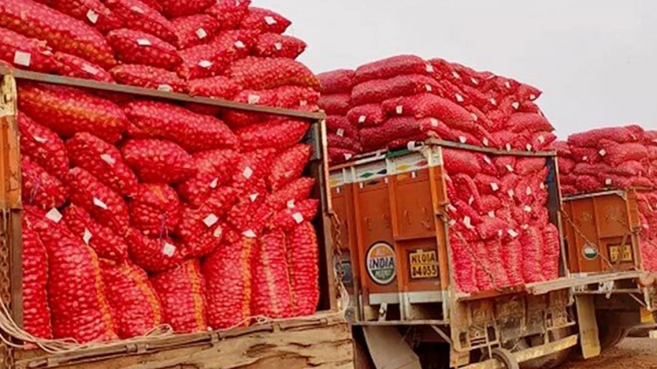 বেনাপোল দিয়ে আড়াই বছর পর ৬০ টন পেঁয়াজ আমদানি