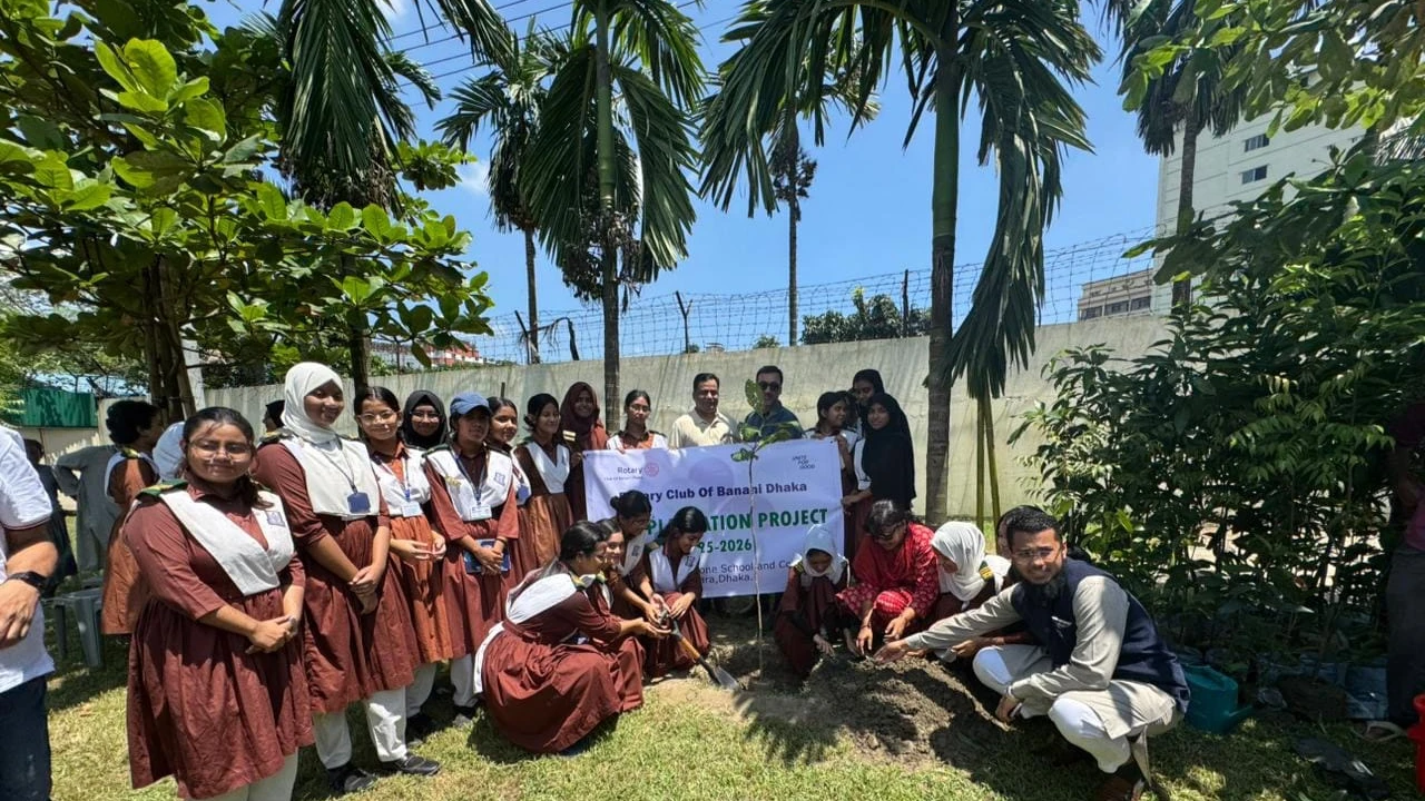 মাইলস্টোন কলেজে নিহতদের স্মরণে শিক্ষার্থীদের বৃক্ষরোপণ