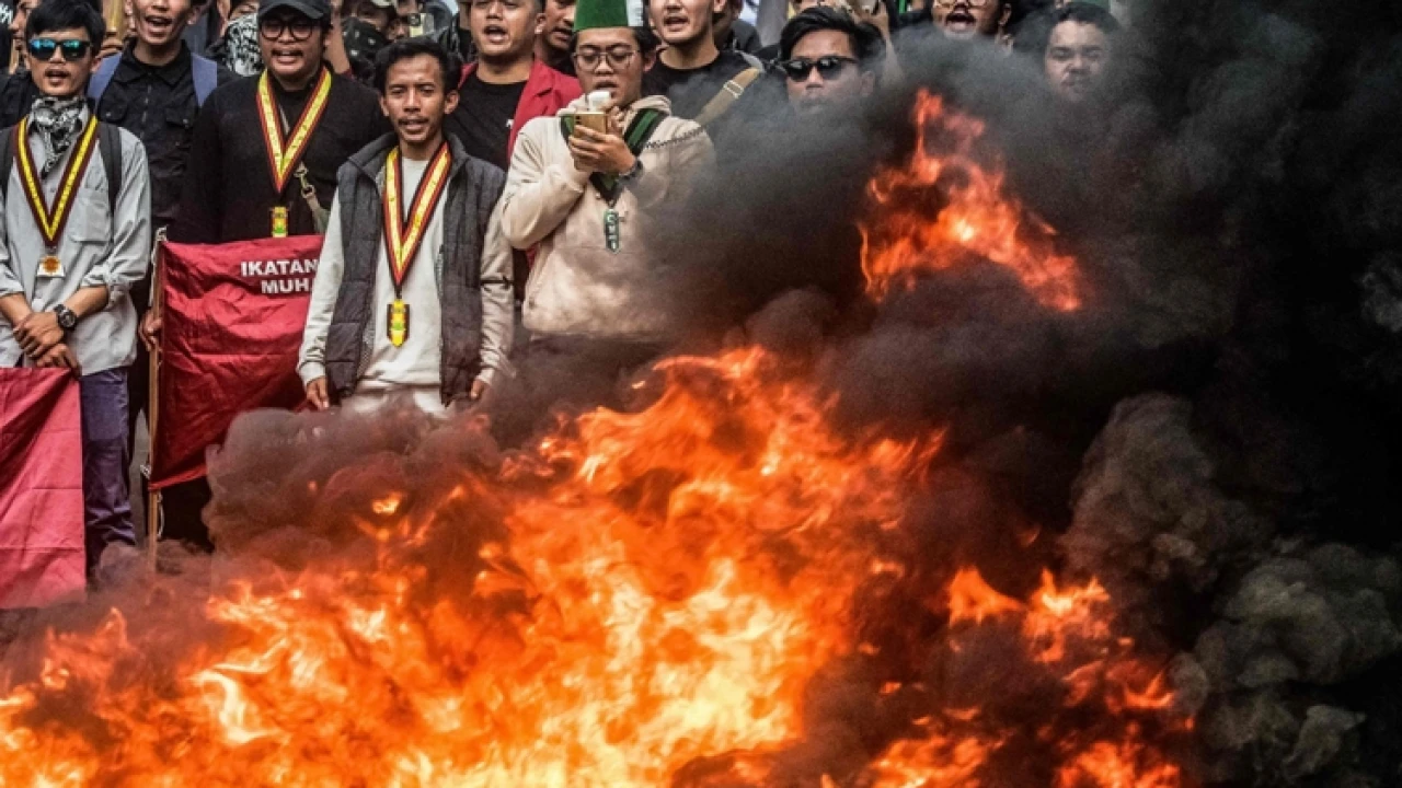 বিক্ষোভে উত্তাল ইন্দোনেশিয়া, নিখোঁজ ২০