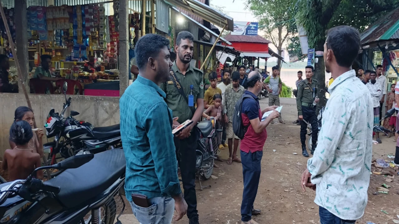 তাহিরপুরে ২ দোকান, ৪ মোটরসাইকেল চালককে অর্থদণ্ড