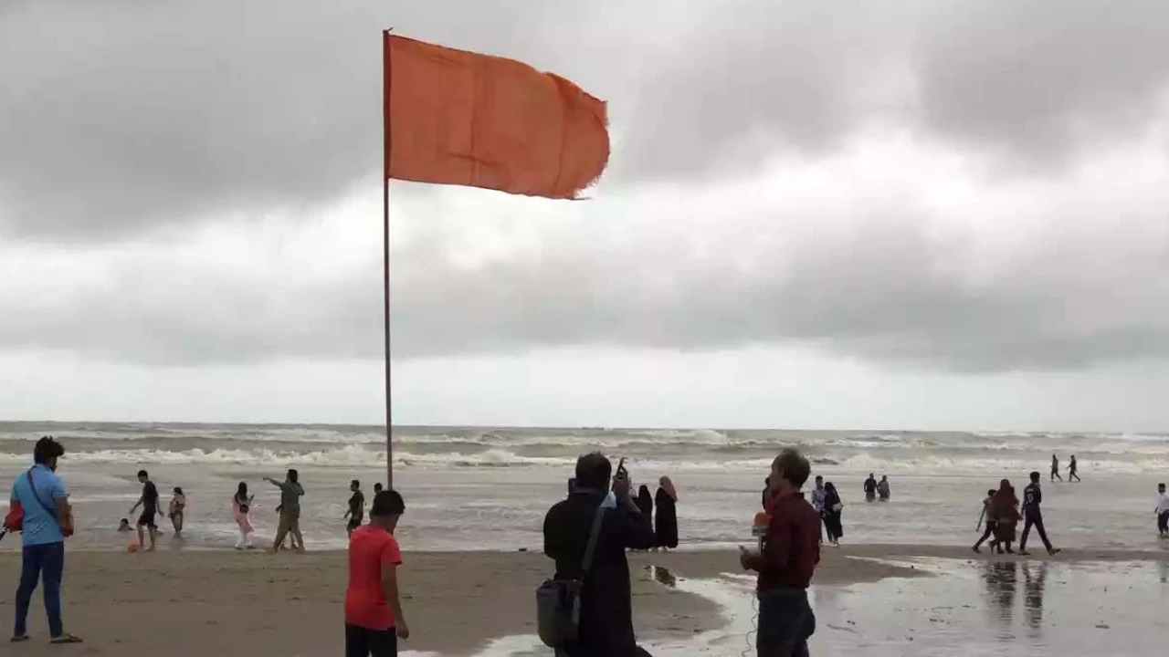 সমুদ্রবন্দরে ৩ নম্বর সতর্কসংকেত