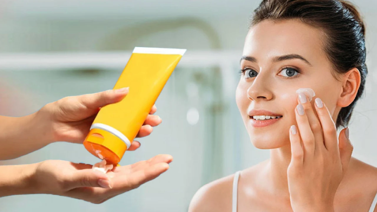 শুধু রোদে নয়,ঘরেও মাখুন সানস্ক্রিন