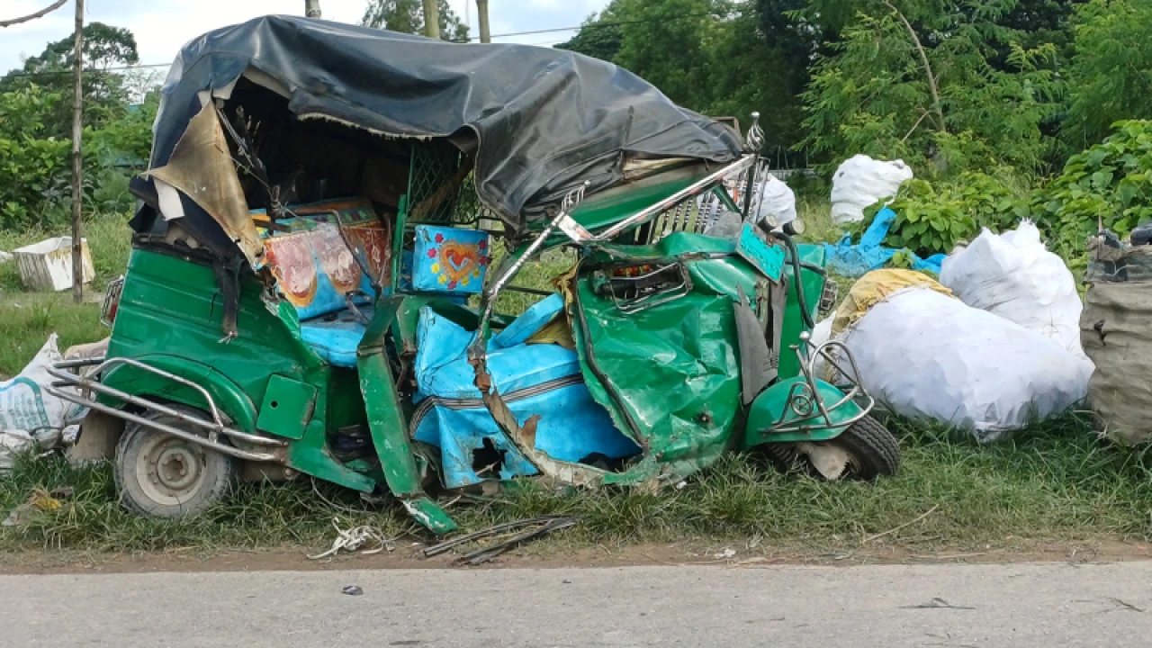 সিংগাইরে অটোরিকশাকে সিমেন্টবাহী ট্রাকের ধাক্কা, নিহত ২