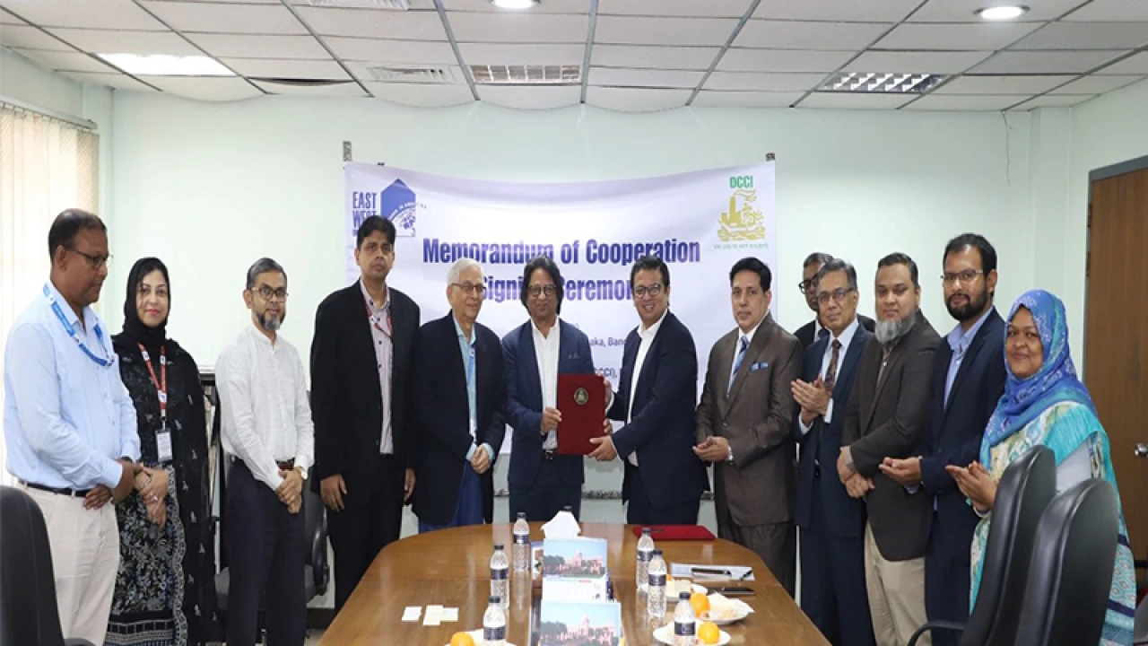 ইস্ট ওয়েস্ট ও ঢাকা চেম্বারের মধ্যে পেশাদার কোর্স চালুর চুক্তি