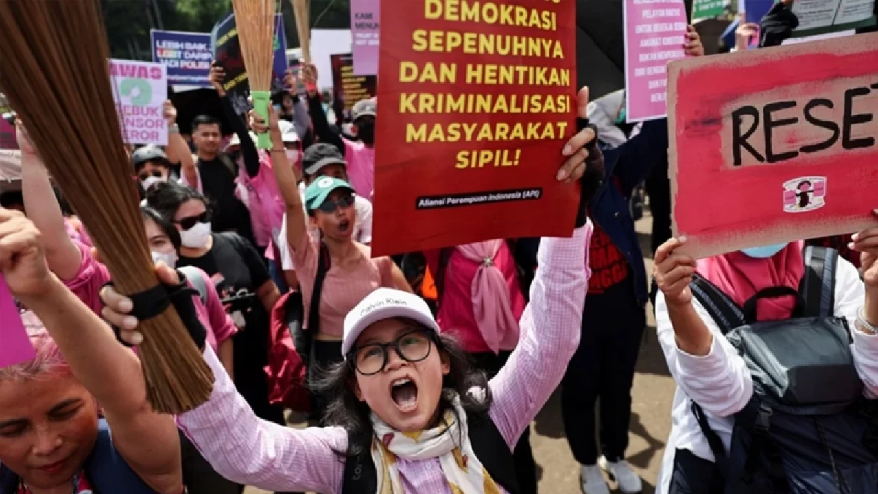 পার্লামেন্ট ঘেরাও করল ইন্দোনেশিয়ার শিক্ষার্থীরা