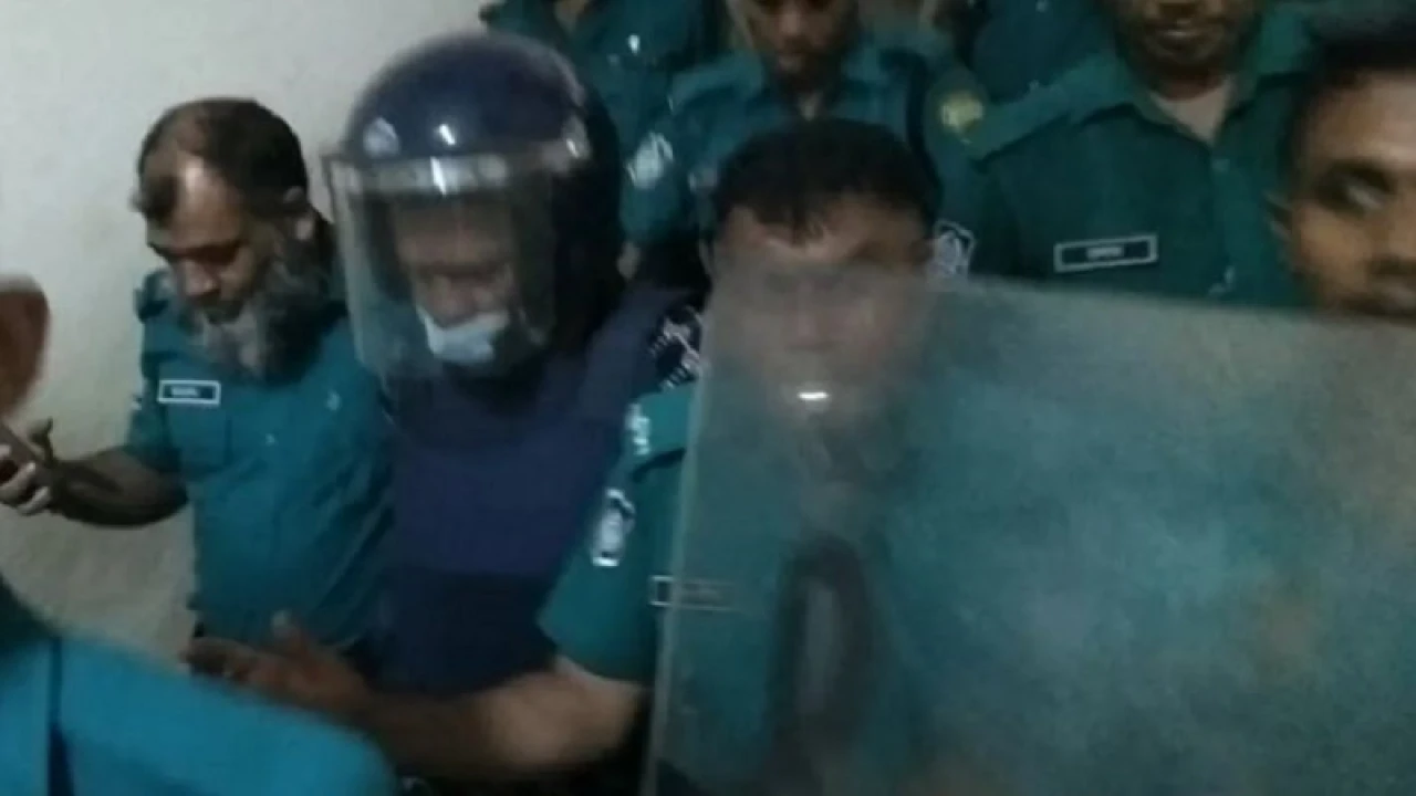 উপদেষ্টাদের নাম ভাঙিয়ে অর্ধকোটি টাকা আত্মসাৎ, নির্মাতা ফারুক রিমান্ডে