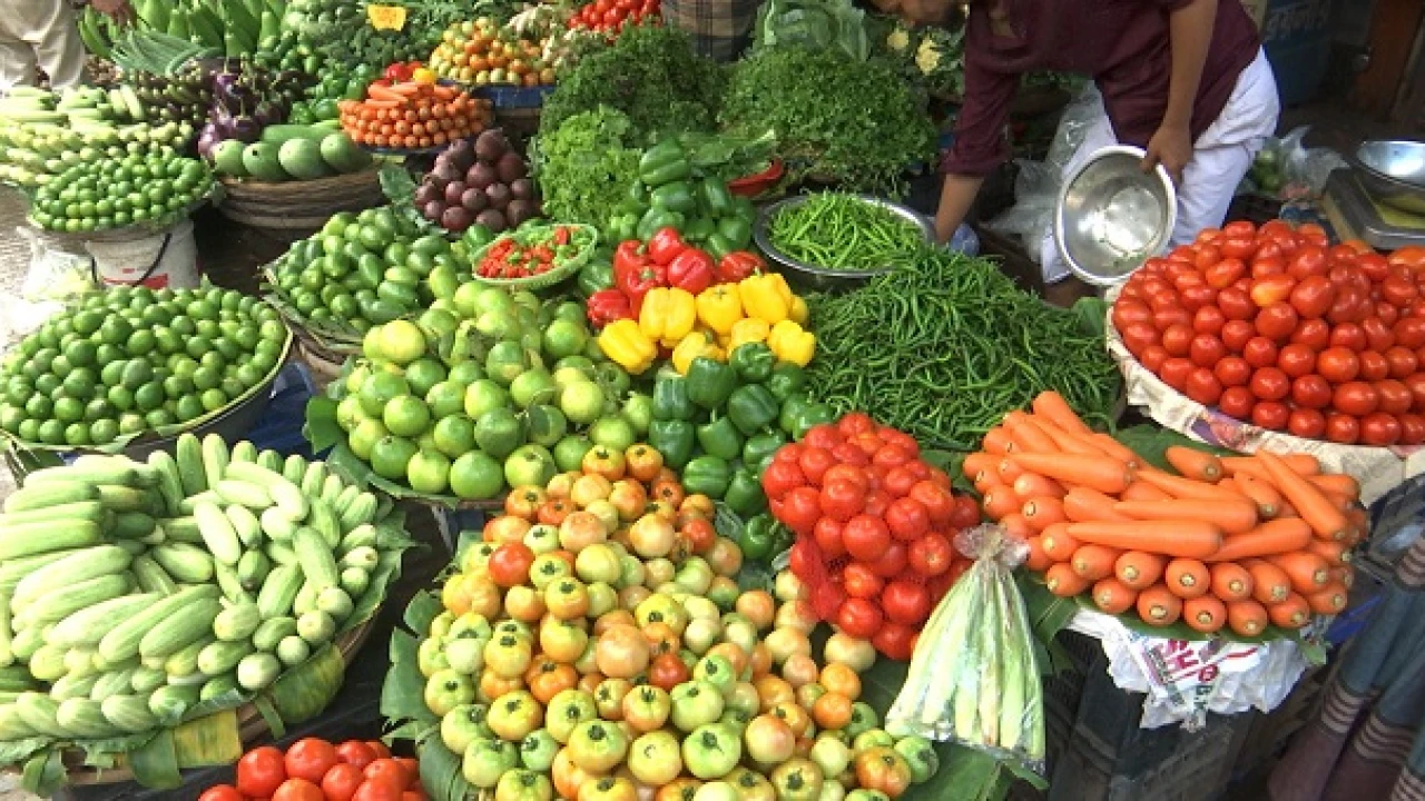 কমেছে সবজির দাম, তবুও ফেরেনি ক্রেতাদের স্বস্তি