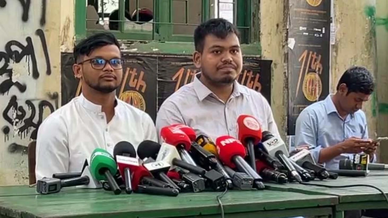 ডাকসু নির্বাচন থেকে সরে দাঁড়ালেন মাহিন, সমর্থন দিলেন বাকেরকে