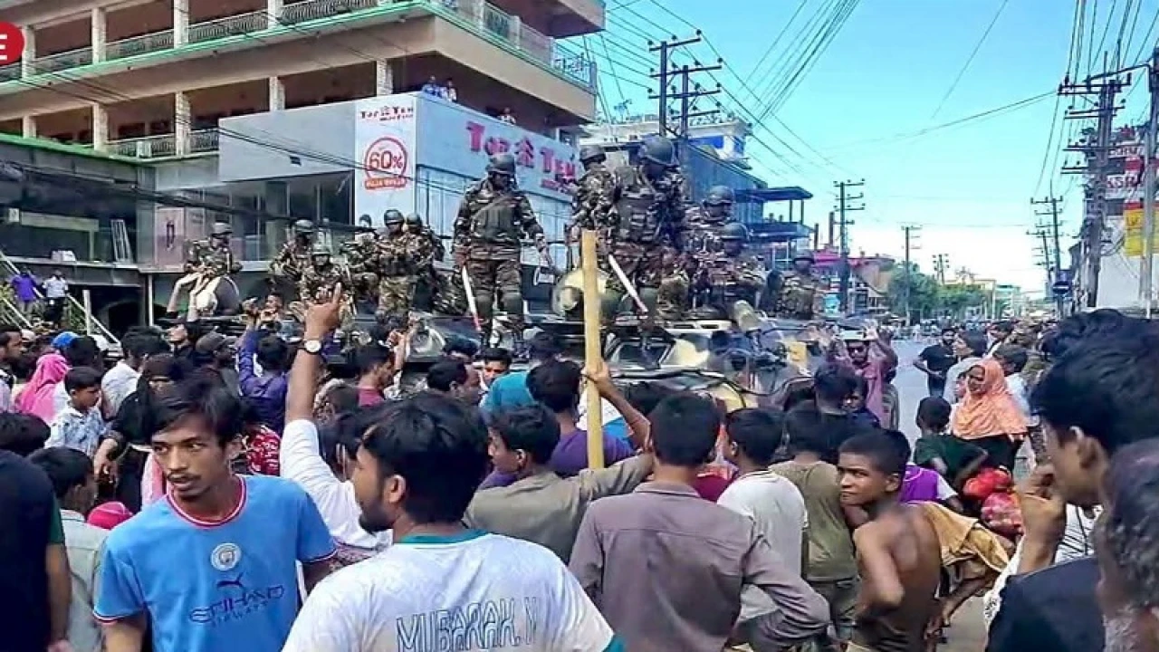 অবৈধ স্থাপনা উচ্ছেদের জেরে জনতার বিক্ষোভ, অভিযান স্থগিত